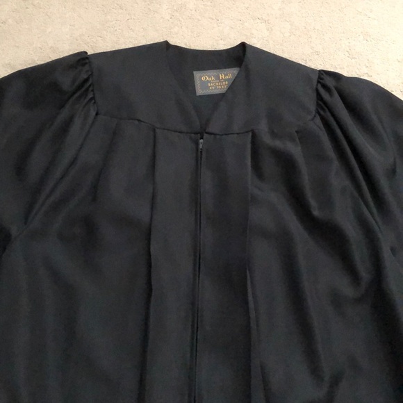 Graduation gown - Picture 3 of 3
